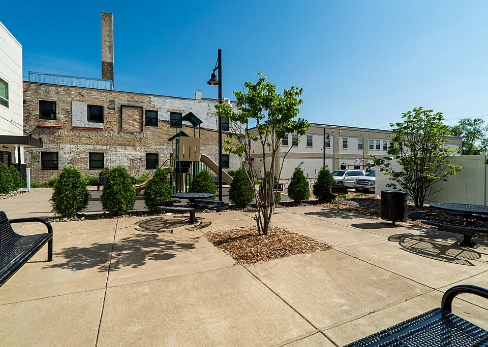 360 University Ave W