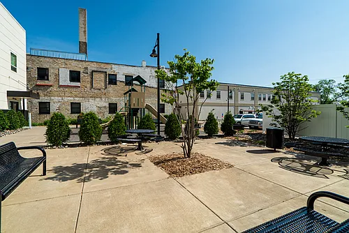 360 University Ave W Photo 1