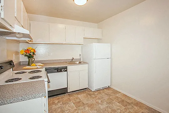 Westwood Gardens Apartment Homes — Photo 4