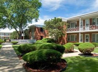 820 Crescent St, Wheaton, IL 60187