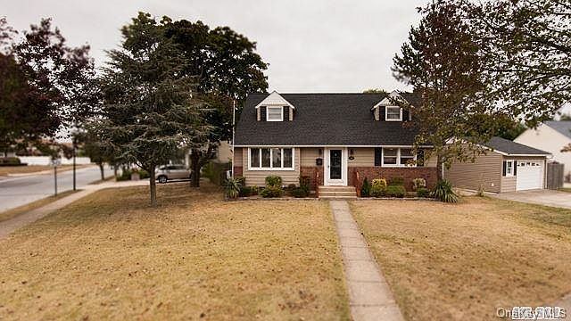 1st image of 768 Woodbridge Ln W.