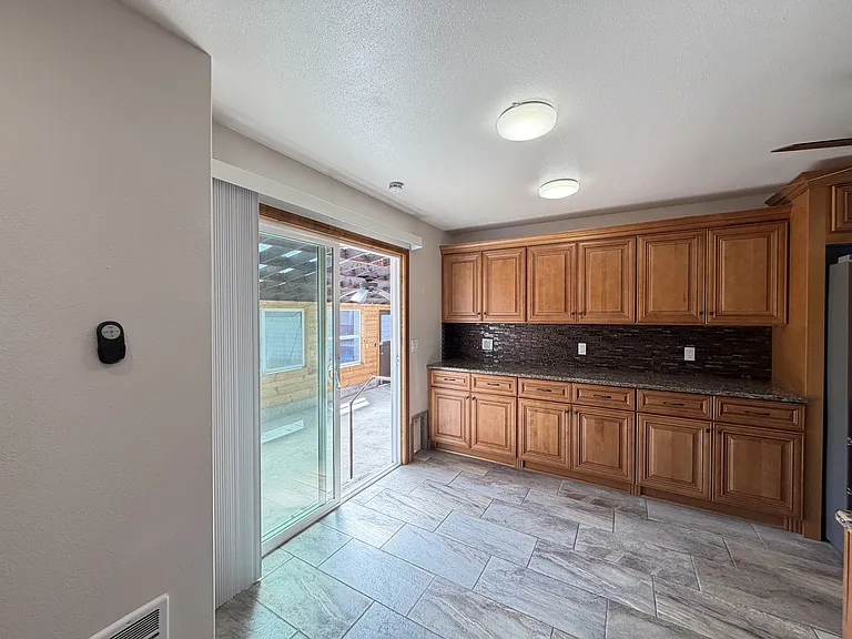 304 Oak St — Photo 11