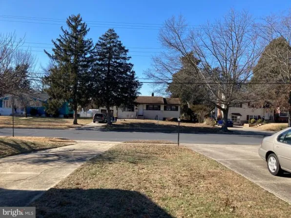 11 Barclay Dr, Turnersville, NJ 08012