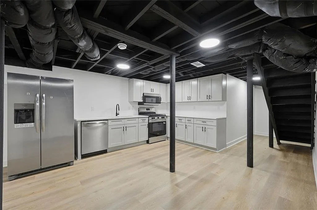 3 bed, 1.0 bath, 3000 sqft, $1,500 — Photo 2