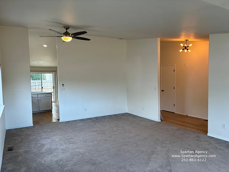 1020 Academy St — Photo 5