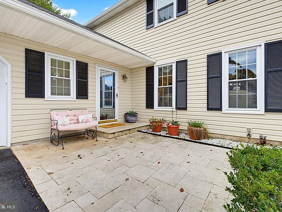 2nd image of 2584 Woodview Dr