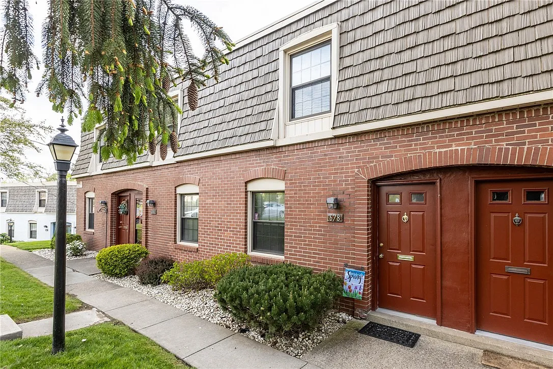 678 Carriage Cir photo 1