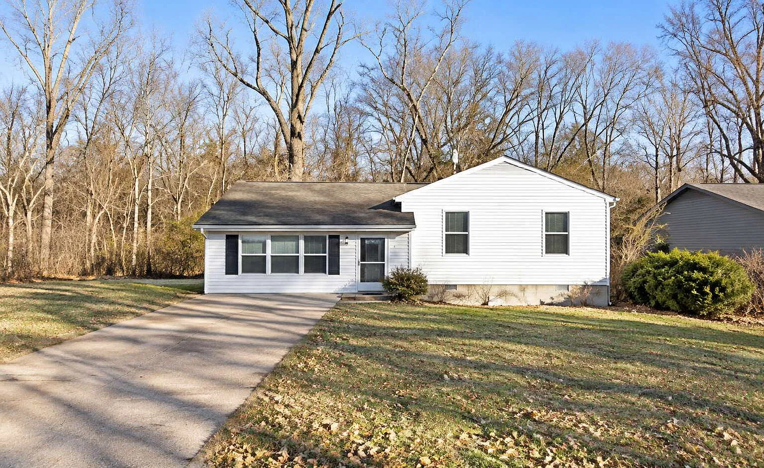 3 bed, 1.0 bath, 1050 sqft, $1,250 — Photo 1