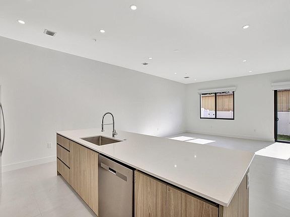 5th image of 4208 NE 7TH Terrace