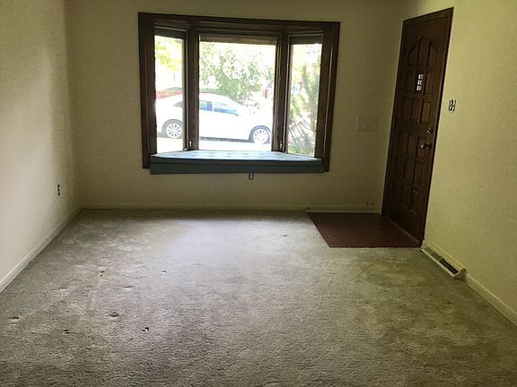 Living Room/Bay Window/Front Door