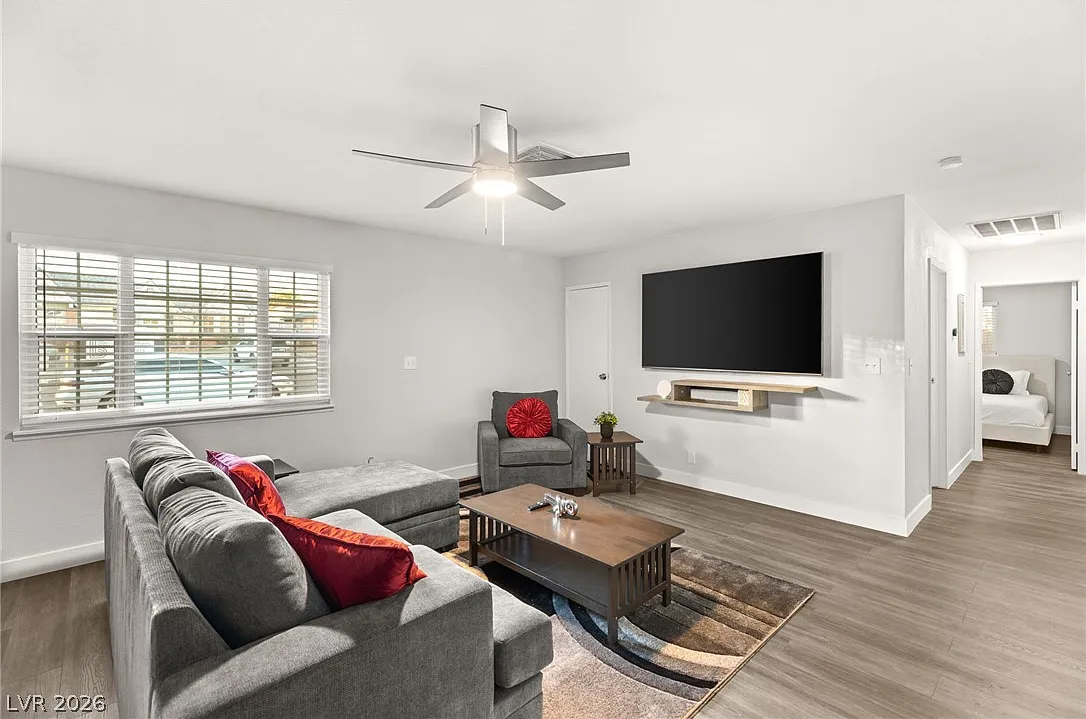 3 bed, 2.0 bath, 2972 sqft, $1,995 — Photo 4