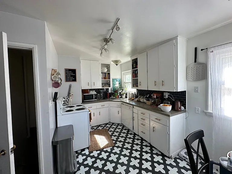 425 Utah Ave — Photo 2