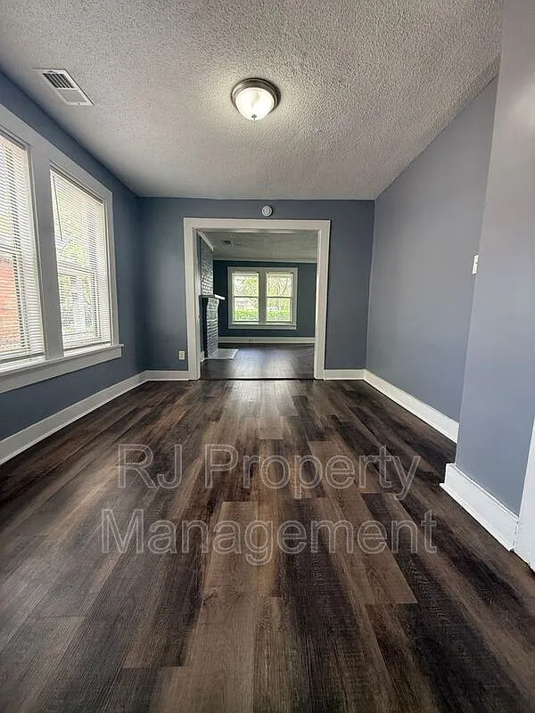 3 bed, 1.0 bath, 1205 sqft, $1,150 — Photo 4