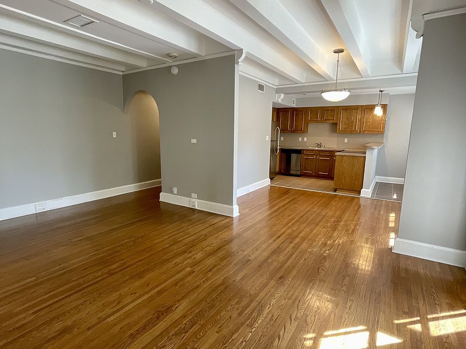 1st image of 910 Ward Pkwy #11364162