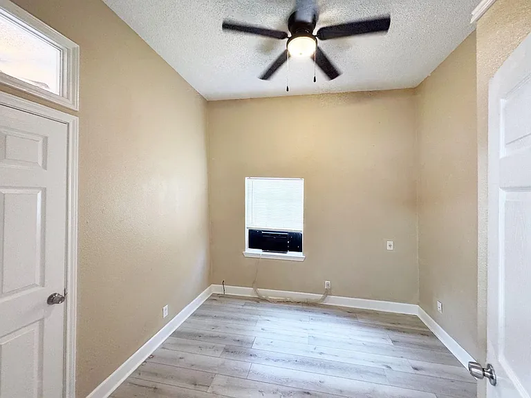 3621 Winnie St — Photo 7