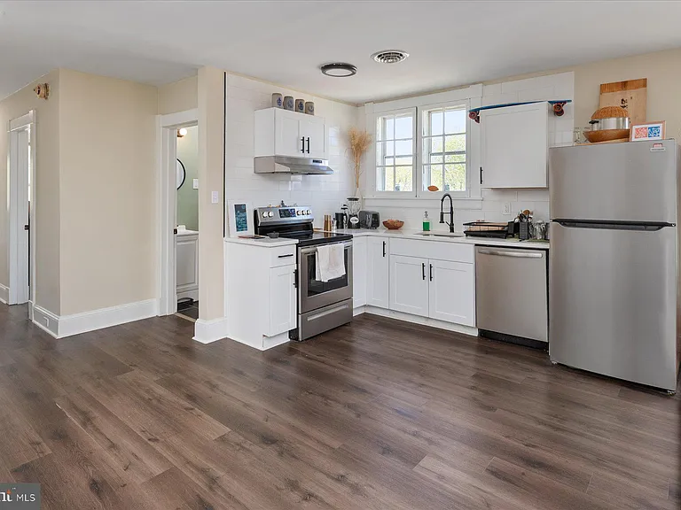 104 Maple Ave #6 — Photo 4