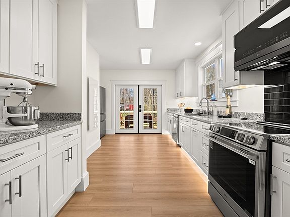 5th image of 61 Oak St
