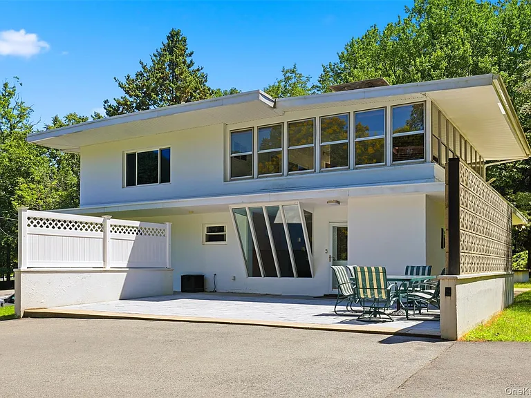 58 Carolan Rd E — Photo 2