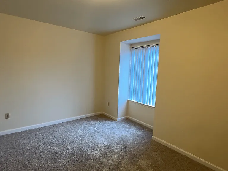 Lakeside Village Apartments — Photo 136