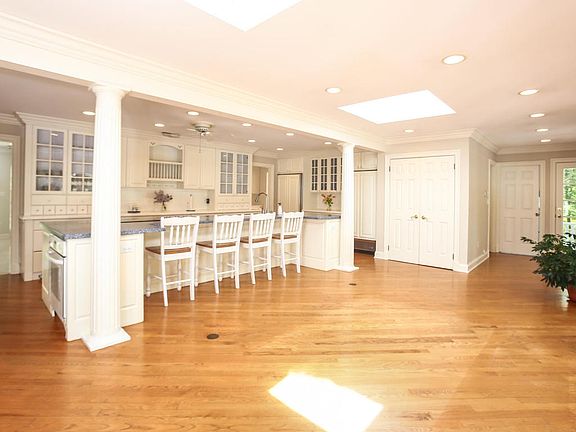 4th image of 36 Sagamore Trl
