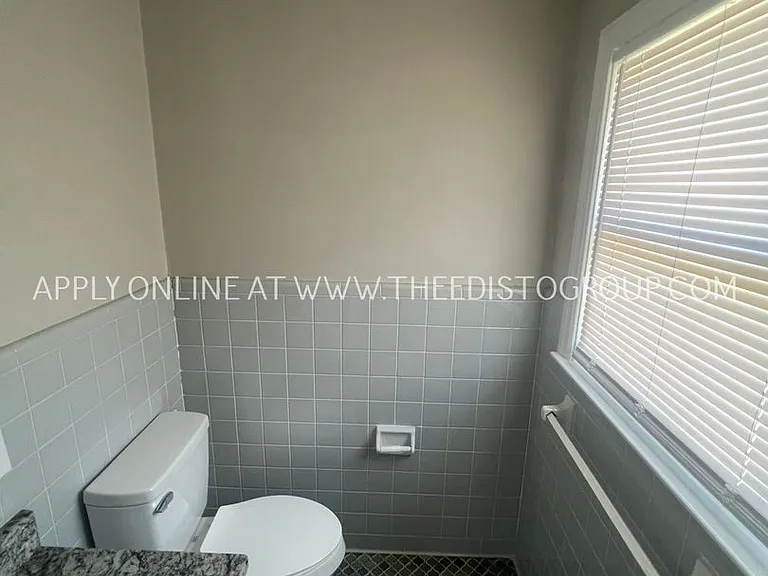 982-996 Hampton Dr NW — Photo 12