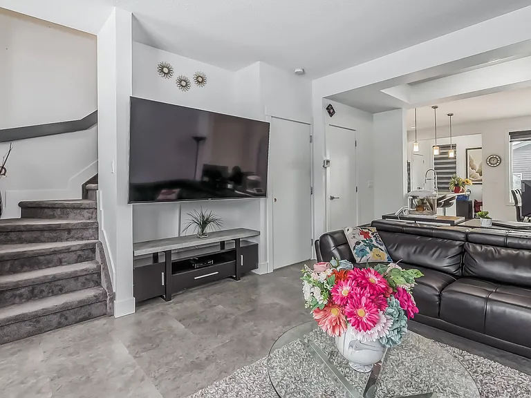 173 Cavanagh Cmn SW — Photo 15