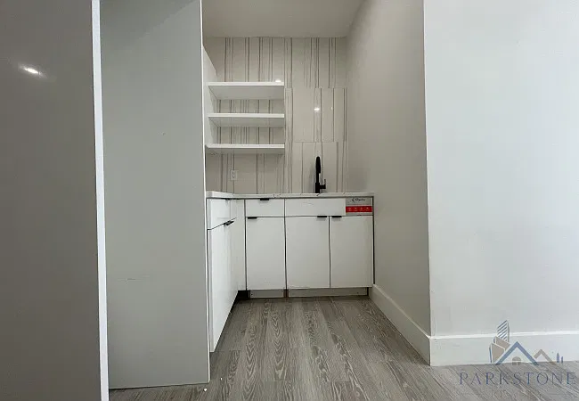 3 bed, 900 sqft, $2,500 — Photo 3
