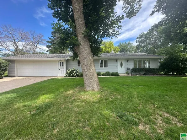 210 Ash St, Cleghorn, IA 51014