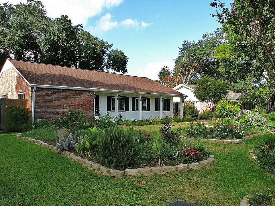 Beautiful landscaping surrounds this 3 bedroom, 2 bath home that is minutes from the Galleria and City Center/Town & Country!