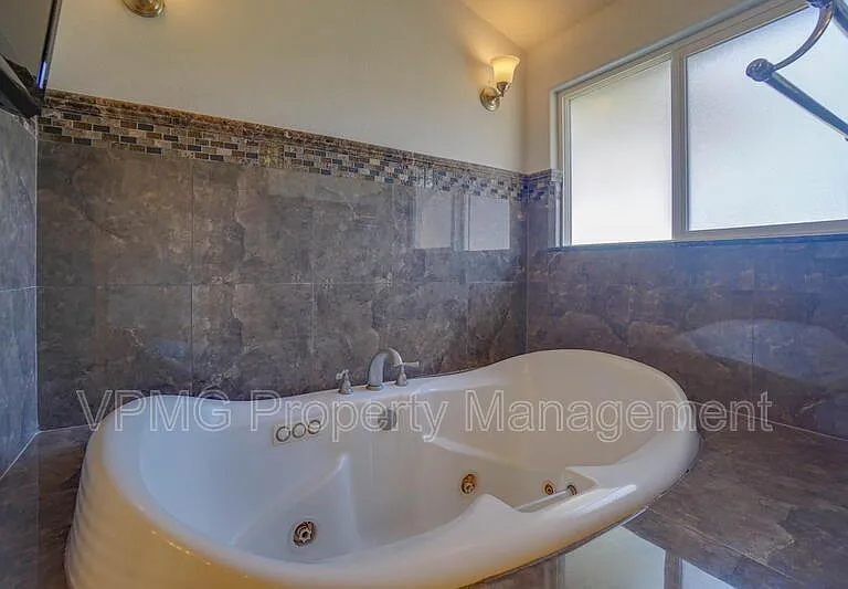 16404 NE 67th St — Photo 26