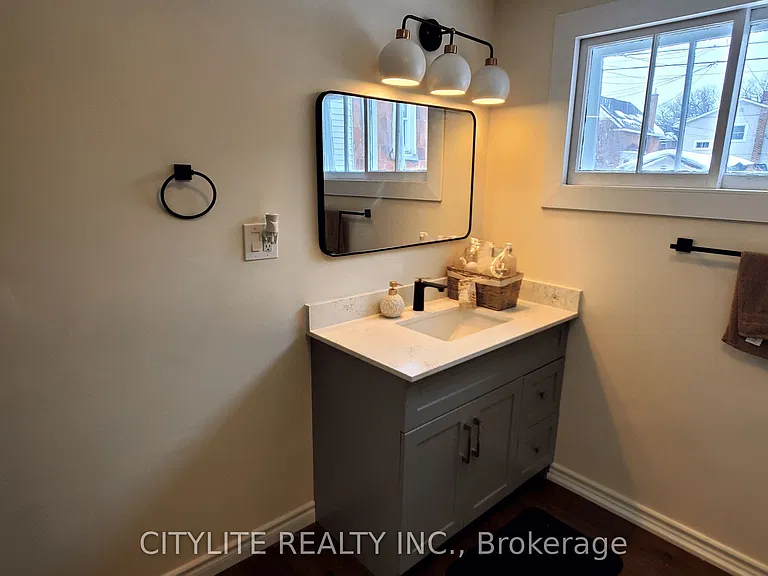 244 Albert St W — Photo 13