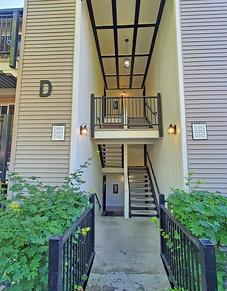 215 9th St #D201 — Photo 2