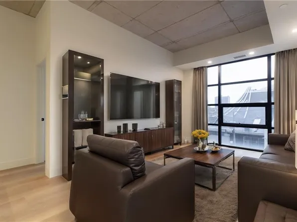 26 Augusta St #208, Hamilton, ON L8N 1R2