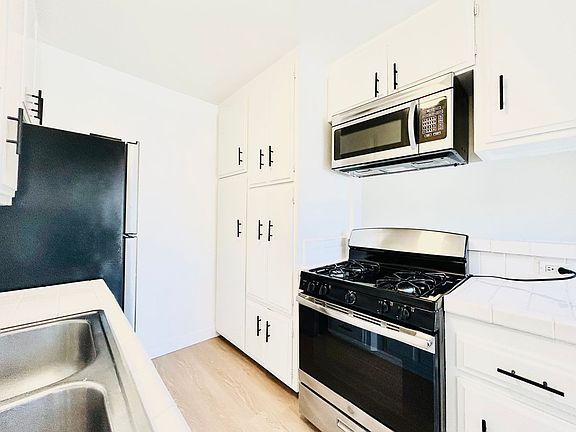 5th image of 1726 & 1730 S Barrington Ave #30-6