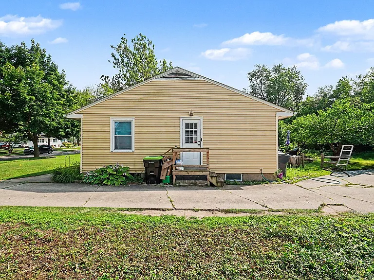114 Eastlawn Dr — Photo 3