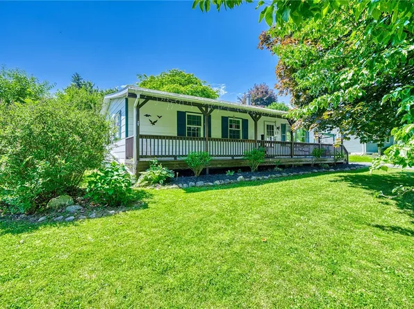 9 Douglas Dr, Canandaigua, NY 14424