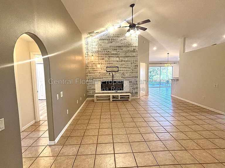 1935 Westpointe Cir — Photo 2