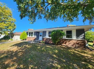 901 Briar Hill Dr, Waukesha, WI 53188