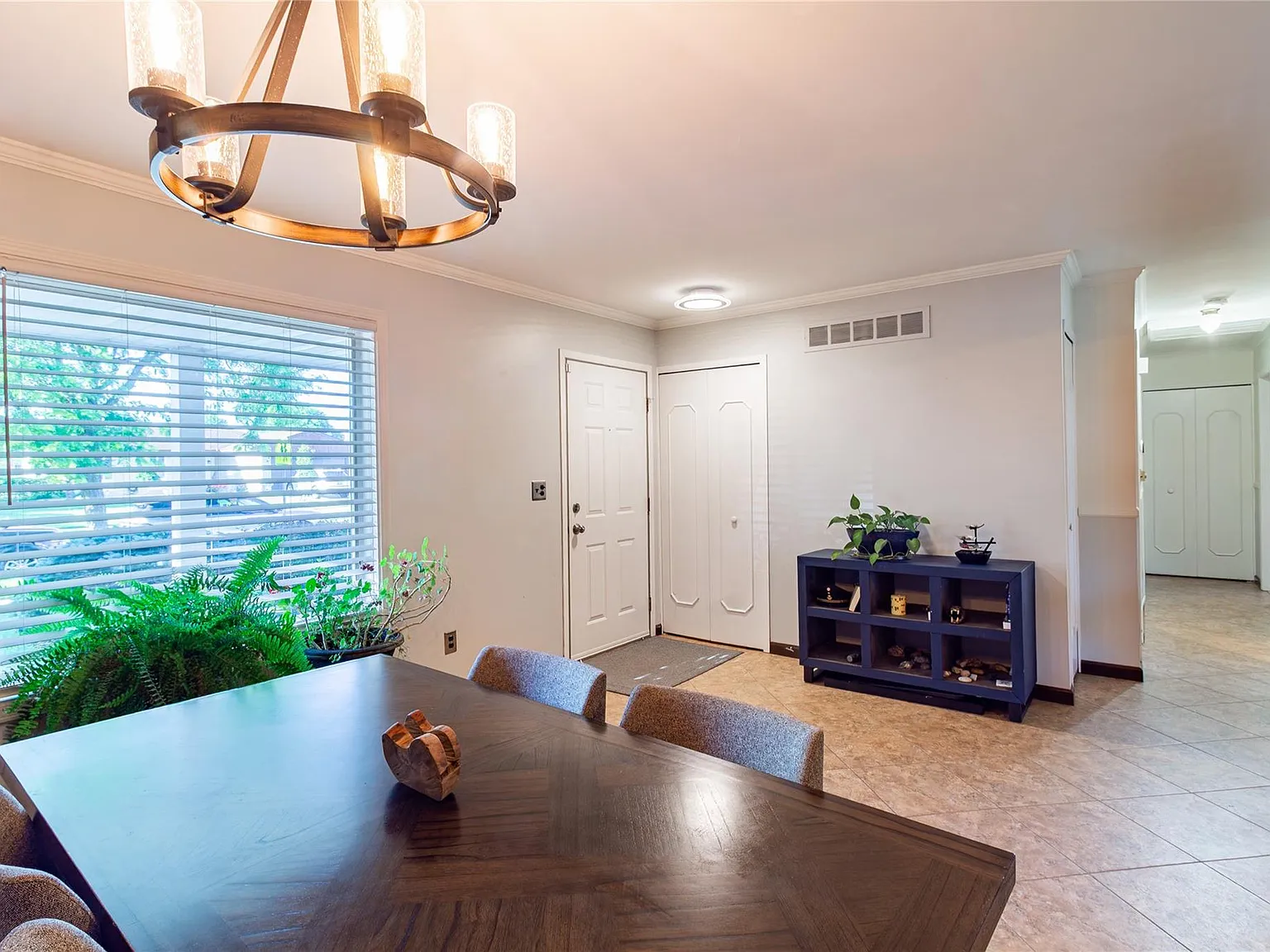3 bed, 2.5 bath, 1398 sqft, $2,500 — Photo 3