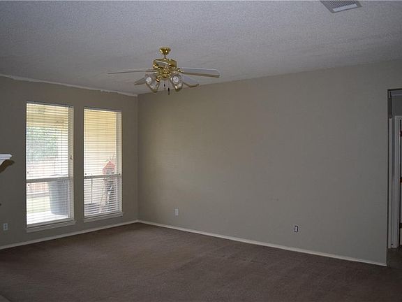 5th image of 579 Tanglewood Dr