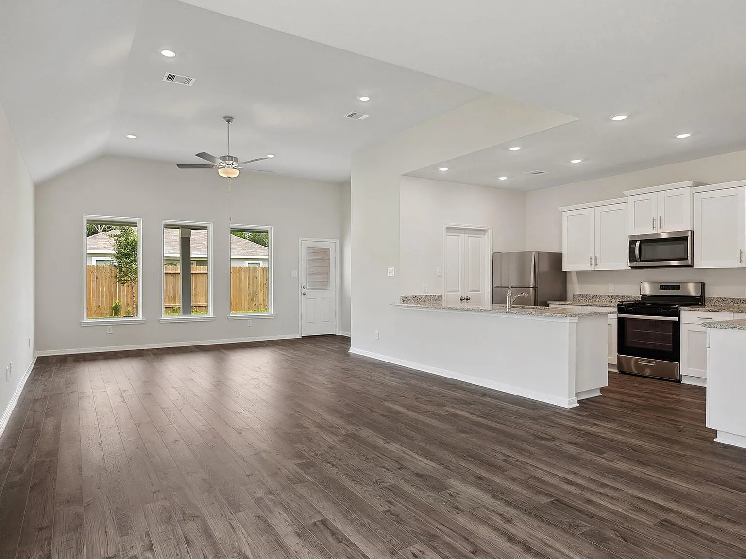 5 bed, 3.5 bath, 2824 sqft, $2,815 — Photo 4