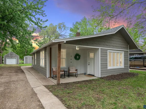 209 E Elm St, Harrisburg, SD 57032