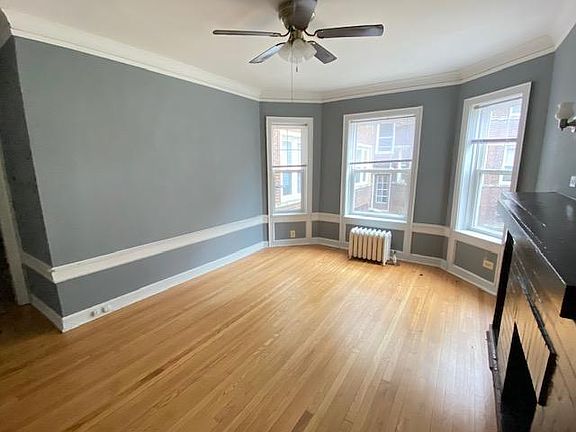 2nd image of 829 W Cornelia Ave #1E
