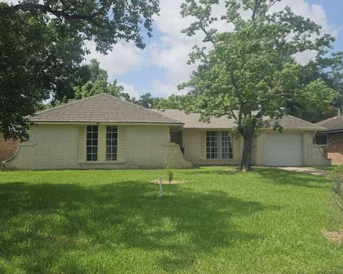 4 bed, 1.5 bath, 1218 sqft, $1,999 — Photo 2