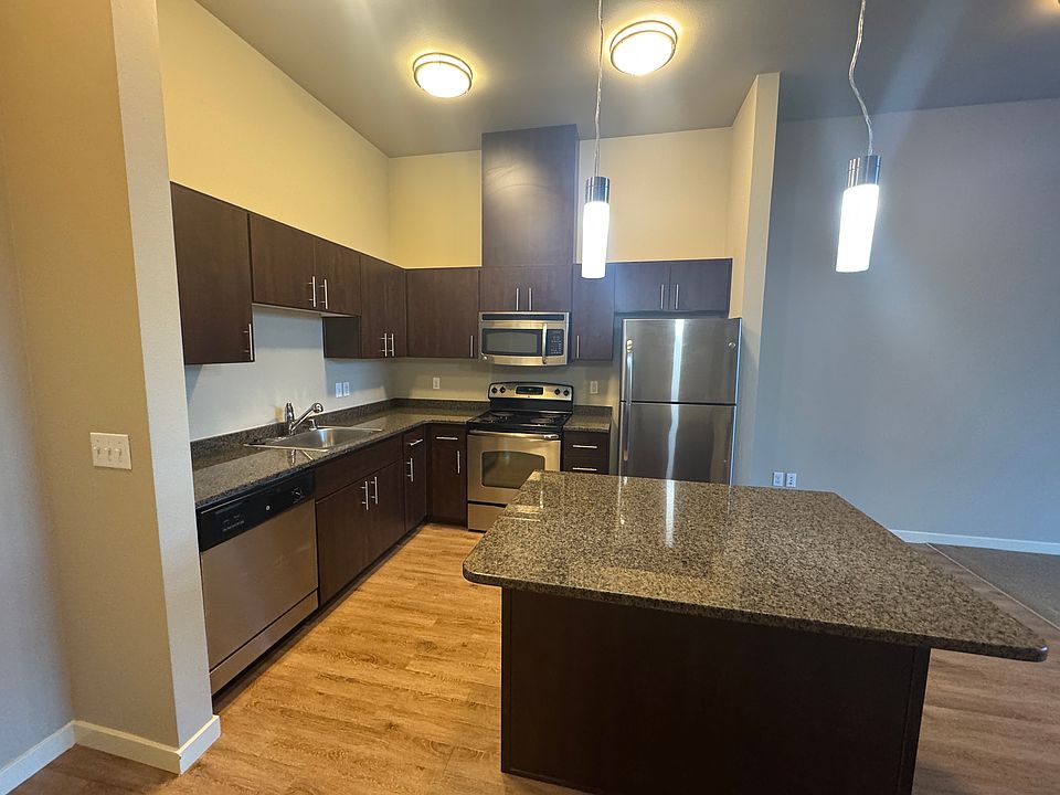 1st image of 1050 10th Ave NE Unit 405