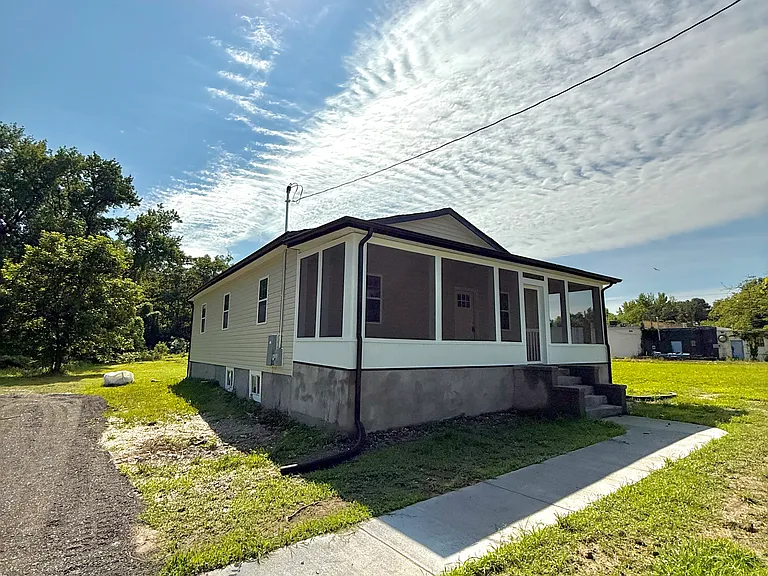 215 Mecklenburg St — Photo 1