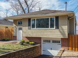 16 Norfolk Dr, Northport, NY 11768