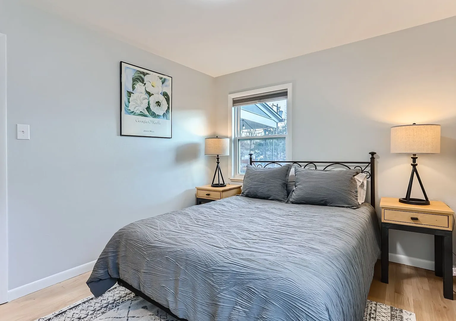Chic 2 BDR Haven with Private Backyard — Photo 3