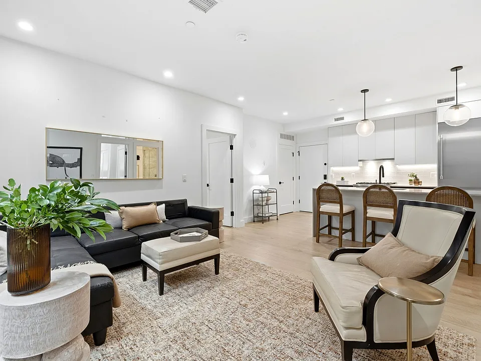 472 W Broadway #202