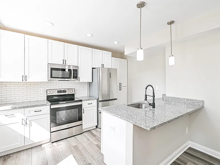 2823 Ashland Ave — Photo 4